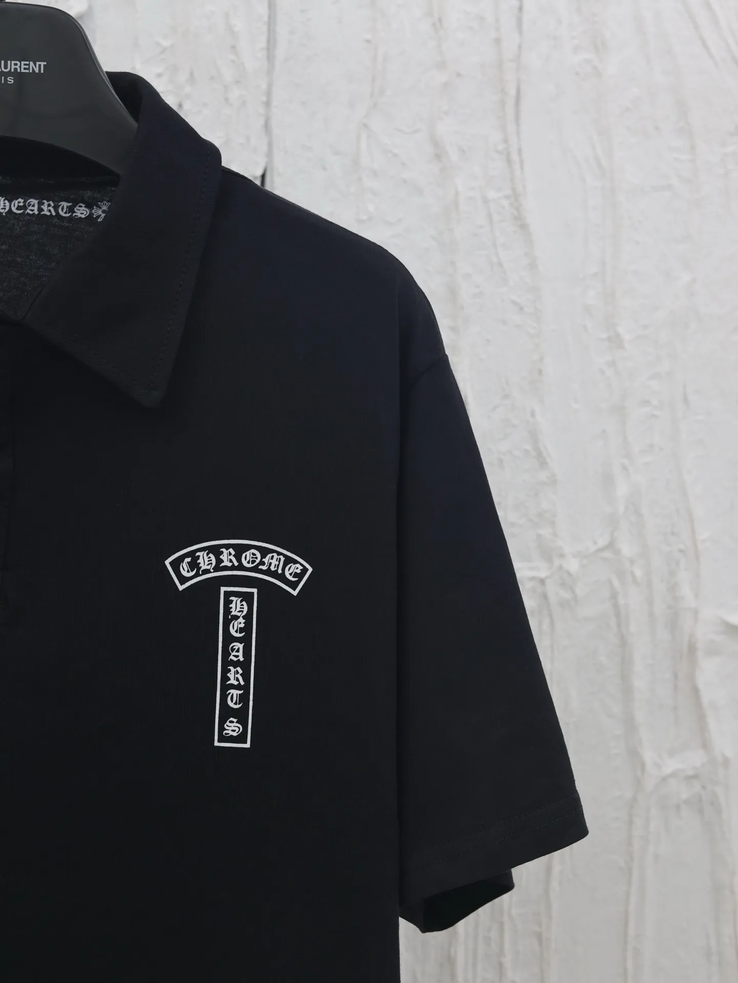 🅿️310 Come Hearts*/Cro Hearts 25SS Sanskrit printed polo shirt. The fabric is made of custom-woven and dyed 220g pure cotton. It has a soft and waxy feel. The upper body is very skin-friendly. Versatile and simple. The neckline and chest are printed with imported ink three-dimensional printing. There is no difference in size and position. Customized silver-plated buttons. Full set of accessories. Size: S/M/L/XL